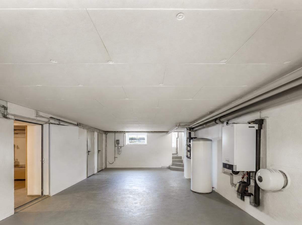 Gedämmte Kellerdecke in einem Mehrfamilienhaus